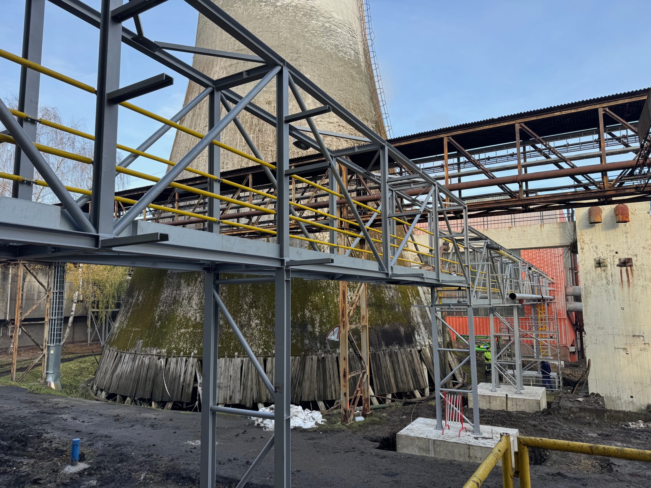 Ocelová lávka v areálu elektrárny